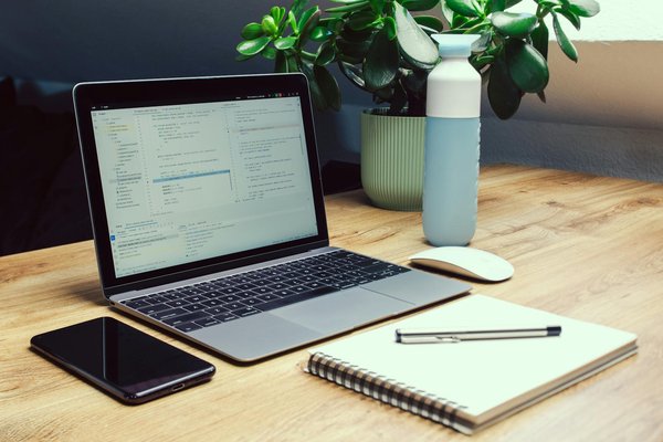 Quels sont les avantages de l'utilisation de l'IA pour créer des ennemis avec des comportements tactiques évolutifs?